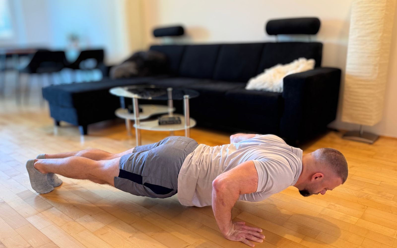 Robert Lang bei Liegestützen im Wohnzimmer – Training zu Hause